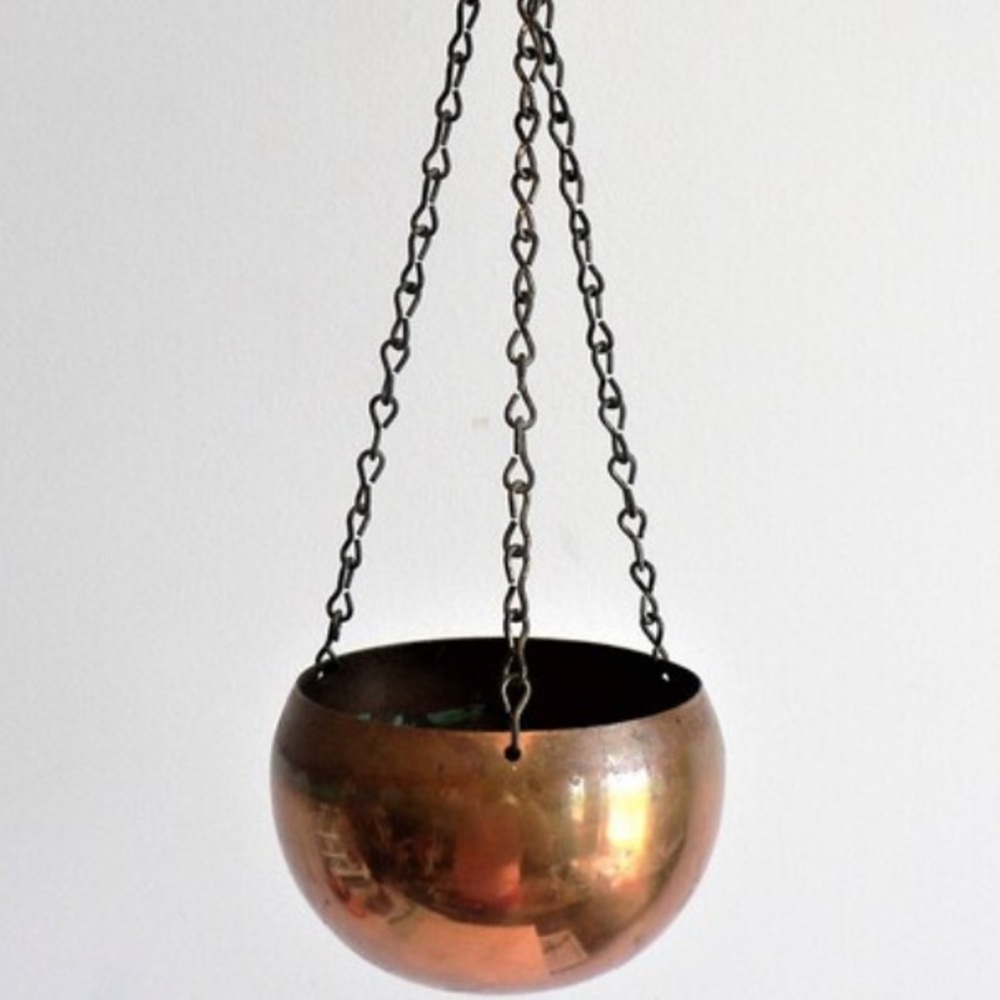 Vintage round copper hanging plant pot with brass chain.
by Coppercraft Guild 3”